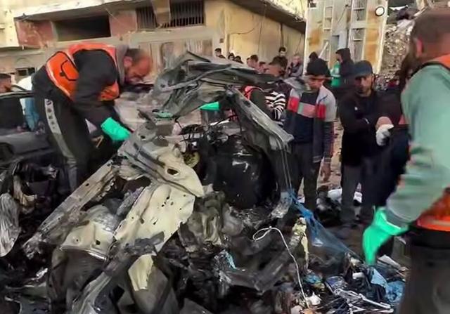 فیلم/ حمله پهپادی صهیونیست‌ها به یک خودرو در جنوب غزه