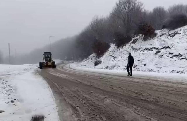 فیلم/ عملیات برفروبی محور سیاهکل به دیلمان