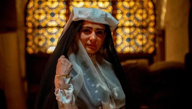 لیندا کیانی در نقش عصمت «بامداد خمار»؛ گریم و پوشش متفاوت زیر چادر مشکی (عکس)