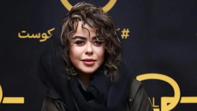 الهام اخوان در «جشن» تماشاخانه ملک؛ استایل ساده و مشکی پشت صحنه بازیگر (عکس)