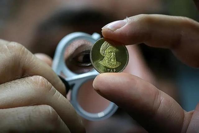 هشدار جدی در بازار سکه ۱۴۱ میلیونی؛ پای سکه‌های تقلبی پلاستیکی به بازار باز شد