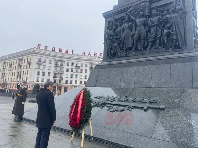 عراقچی تاج گل اهدا کرد + ویدئو | لحظه پخش سرود ملی هنگام حضور وزیر در یک محل خاص