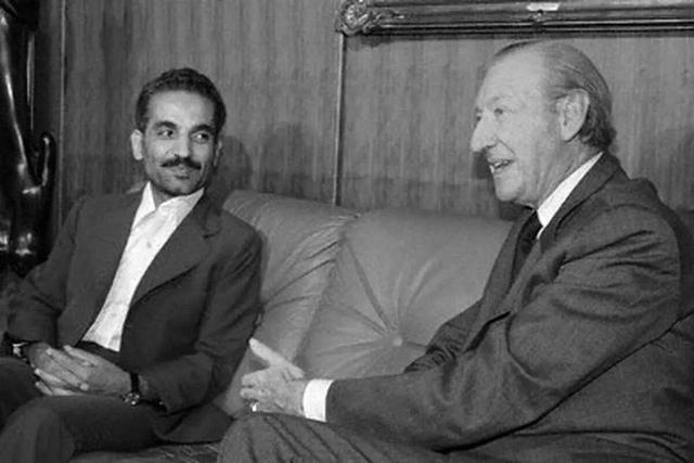 عکس/ محمدعلی رجایی در حال بازدید از جبهه؛ سال ۱۳۵۹