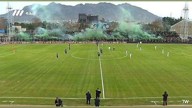 ویدیو| آتش بازی سبز زنگ هواداران خیبر قبل شروع بازی با استقلال