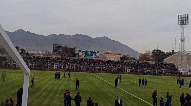 گرم کردن بازیکنان استقلال پیش از بازی با خیبر