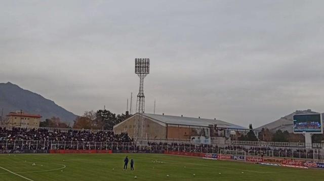 ورزشگاه تختی خرم‌آباد پُُر شد