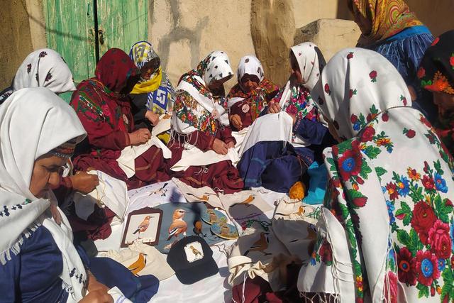 وقتی دستان زنان قلعهبالا، هویت یک روستا را میبافد
