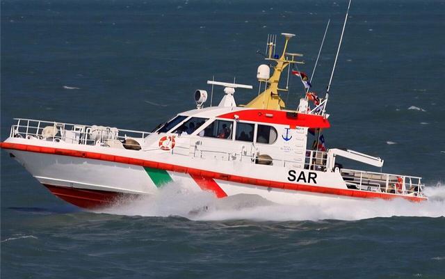 نجات پنج خدمه لنج باری در مسیر دبی ـ لاور ساحلی