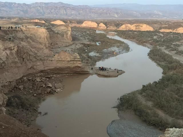 مشارکت تیمهای امدادی برای یافتن فرد مفقود شده در سیلاب مسجدسلیمان