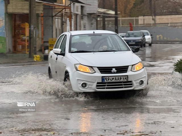 بارش باران مدارس جیرفت و کهنوج را به فضای مجازی کشاند