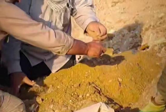 فیلم/ لحظه کشف پیکر دو شهید در منطقه چیلات