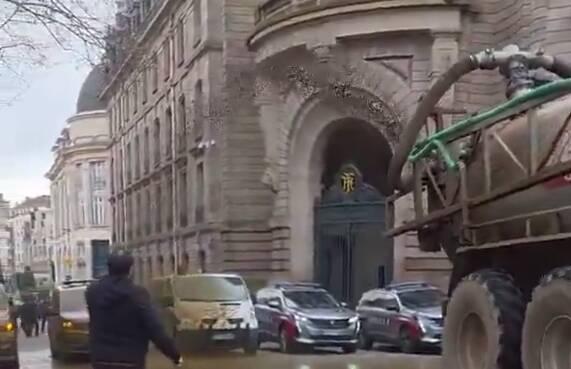 فیلم/ اعتراض خاص کشاورزان فرانسوی به دولت!