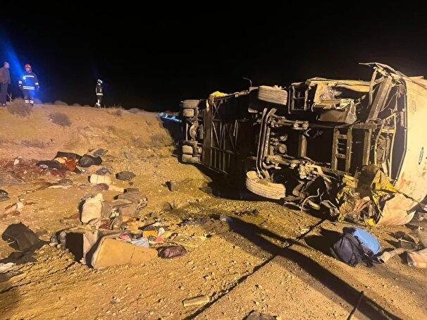افزایش فوتیهای واژگونی اتوبوس در آزادراه اصفهان_نطنز به ۱۳ نفر