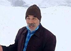 ذوق شدید پیرمرد یزدی پس از بارش برف (فیلم)