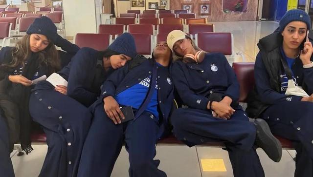 وضعیت عجیب بازیکنان زنان بسکتبال استقلال در فرودگاه پیش از پرواز به آبادان (عکس)