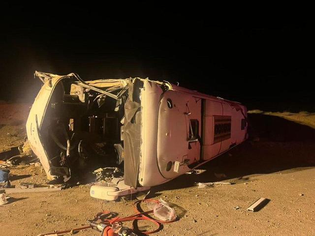 جزئیات حادثه اتوبوس در محور نطنز/ برخورد اتوبوس اسکانیا با گاردریل و ورود به لاین مقابل