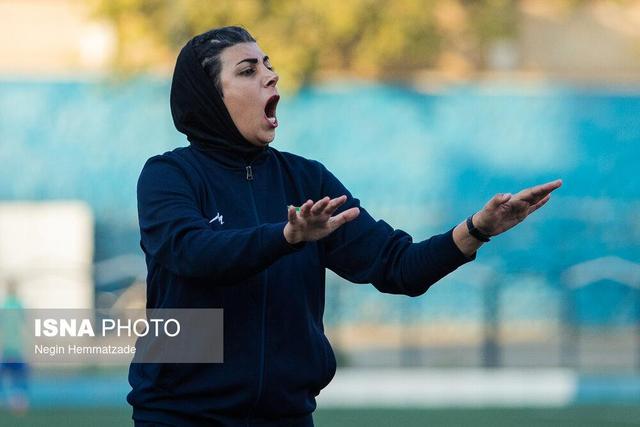 زمین چمن مجموعه کوثر کرمانشاه ۱۰ سال است رها شده/ اولویت را به فوتبال آقایان میدهند