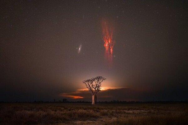 عکس روز ناسا از ملاقات کهکشان آندرومدا با اشباح سرخ!