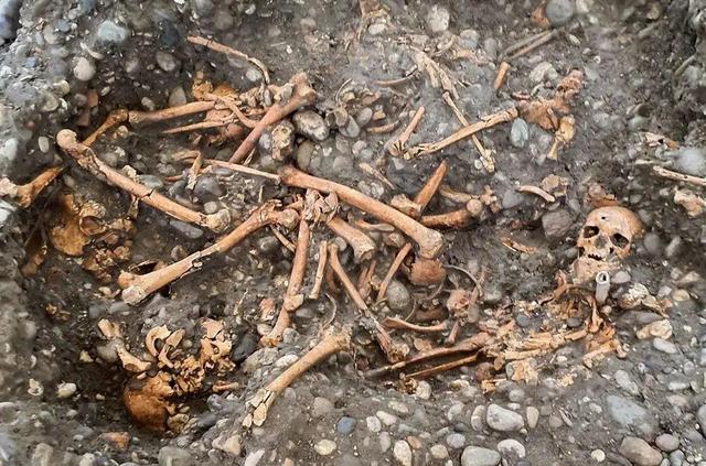 اسکلت اعدامشدگان پس از ۴۰۰ سال از زیر خاک بیرون آمد | عکس