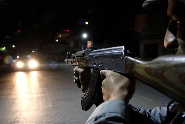 تصاویر اولیه از محل تیراندازی در فهرج کرمان + ویدئو | تلخ‌ترین تصاویر از برانکارد خونین شهدا