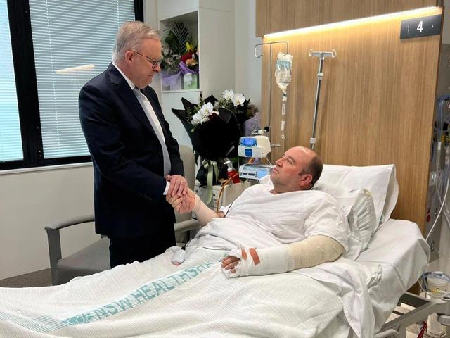 صفت نخستوزیر استرالیا برای احمد الاحمد به کار برد | تصاویر عیادت از این مرد مسلمان