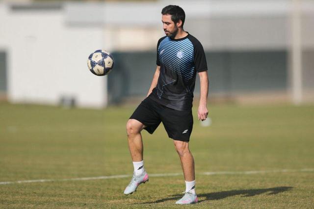 کنایه خسرو حیدری به پرسپولیس روی آنتن زنده/ هفته دیگر سپاهان را از صدر، پایین میکشند!