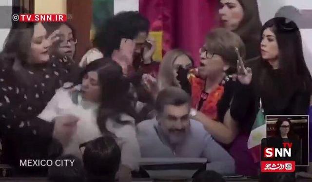 زنان نماینده با یورش به تریبون کنگره موهای یکدیگر را کندند! / فیلم