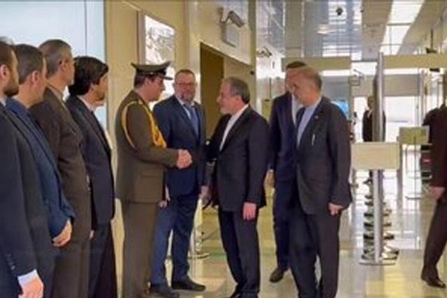 ببینید | استقبال از سید عباس عراقچی وزیر امور خارجه در بدو ورود به مسکو