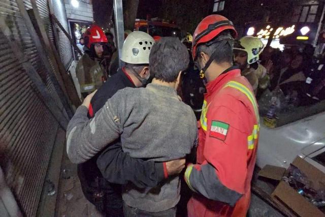 ببینید | لحظه نجات ساکنان ساختمان سهطبقه فروریخته در یافتآباد توسط آتشنشانی