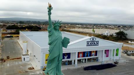 Statue of Liberty replica in Brazil toppled by strong winds (VIDEO)