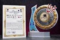 اعطای نشان عالی مدیر سال به مدیر عامل بانک شهر