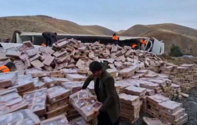 واژگونی کشنده یخچالدار در محور سنندج - کامیاران