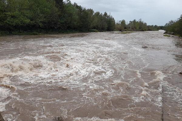 گیر افتادن نیسان های سوخت بر در جاده کوهستانی هشتبندی هرمزگان
