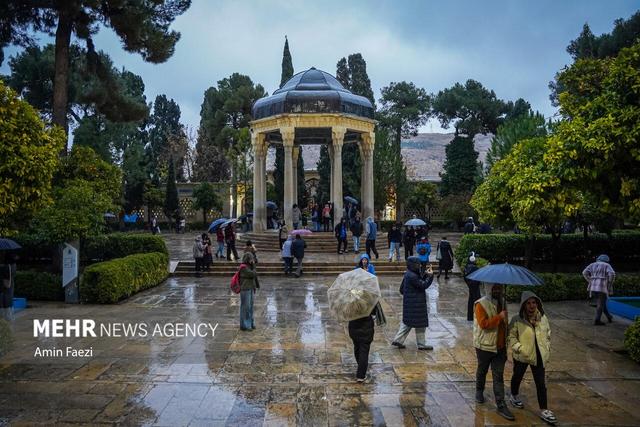 بارش باران پاییزی در آرامگاه حافظیه شیراز
