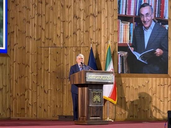 فانی در هر حوزهای که مینوشت یا صحبت میکرد، خوب به بالا بود