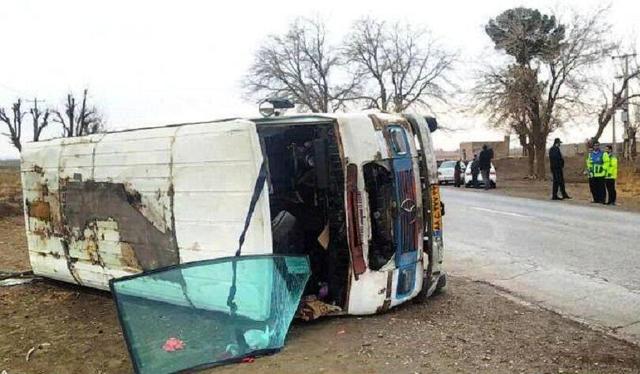 واژگونی مینیبوس مدرسه در جاده نیشابور-سبزوار ۱۴ مصدوم برجا گذاشت