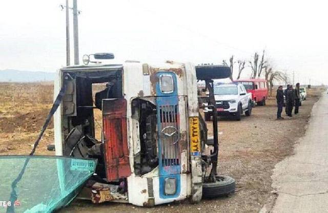 جدا شدن چرخ عقب علت واژگونی سرویس مدرسه در جاده نیشابور اعلام شد