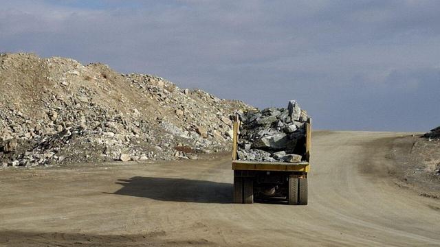 فرماندار سقز بر مهار خامفروشی در معادن شهرستان تاکید کرد