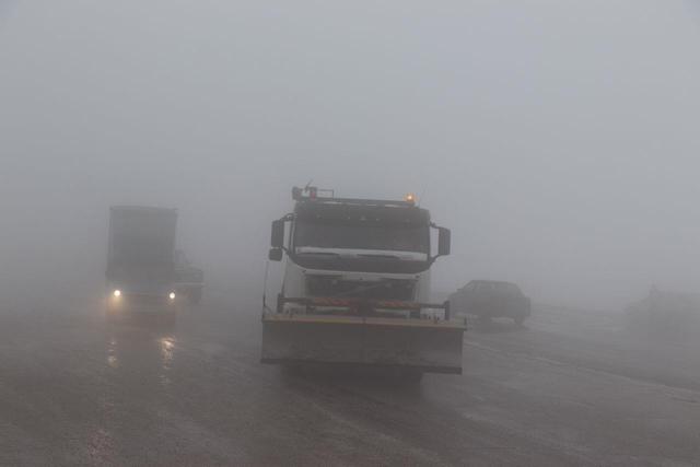 بارش برف در همدان/ همه جاده های اصلی و فرعی باز است