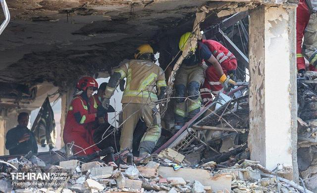 ریزش ساختمان در یافتآباد/ نجات زنده ۴ نفر از زیر آوار