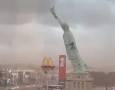 ویدیو / سقوط ماکت مجسه آزادی در برزیل بر اثر طوفان