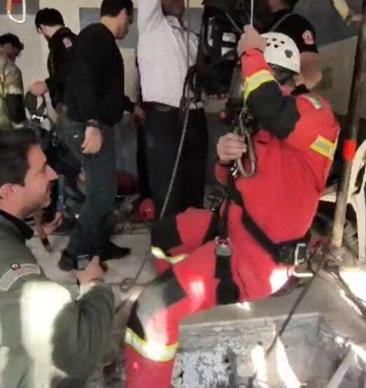 گرفتار شدن دو کارگر در چاه 25 متری در بلوار آفریقا+ فیلم حادثه
