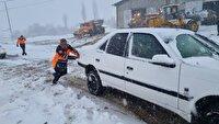 نجات بیش از ۲۰۰ خودروی گرفتار در برف ساردوئیه جیرفت توسط راهداران جنوب کرمان