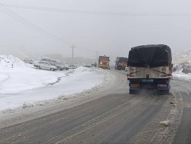 جاده‌های آذربایجان غربی زیر پوشش مه و برف
