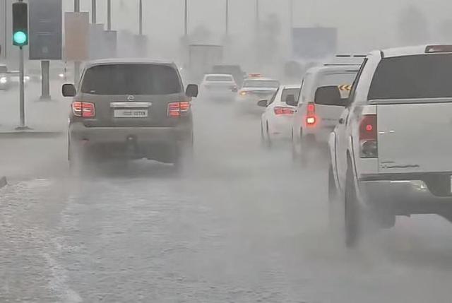 بارندگی شدید و آبگرفتگی معابر در امارات