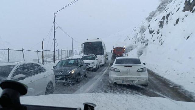 بارش برف و مهگرفتگی در محورهای هراز و کندوان/ لغزندگی جاده عامل ۲۵ حادثه