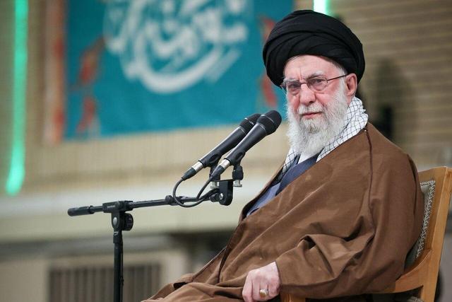 توصیه مهم رهبر انقلاب به نخبگان: مسئولان رسمی را دور بزنید | ویدئو