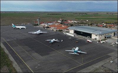 باران شدید و فرود نرم هواپیما در این فرودگاه زیبای کشور؛ لندینگ فوق‌العاده کاپیتان ایرانی را ببینید