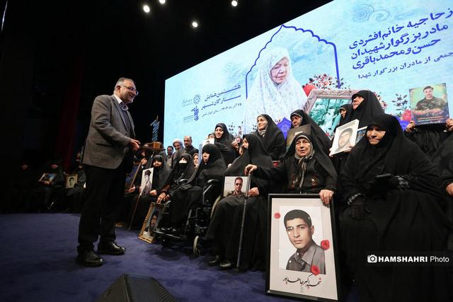 آیین تجلیل از مادر سرداران شهید باقری با حضور شهردار تهران
