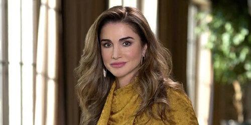 عکس/ رانیا، ملکه اردن و خانواده سلطنتی در حال تماشای بازی‌های پان‌عرب در امان؛ سال ۱۳۷۸